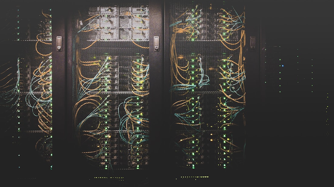 Gabinete de servidores con cableado estructurado en un centro de datos