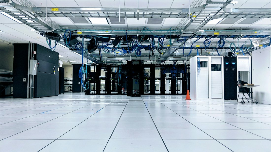 Sala de cómputo con piso técnico elevado y racks de equipo