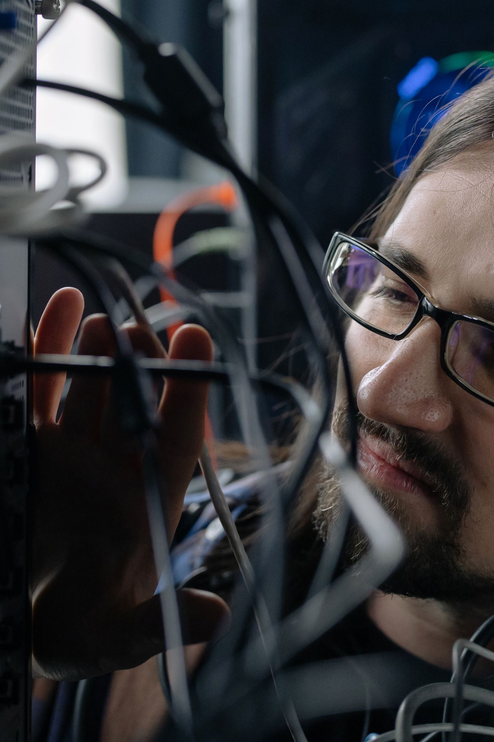 Técnico revisando cableado de red en un rack de servidores